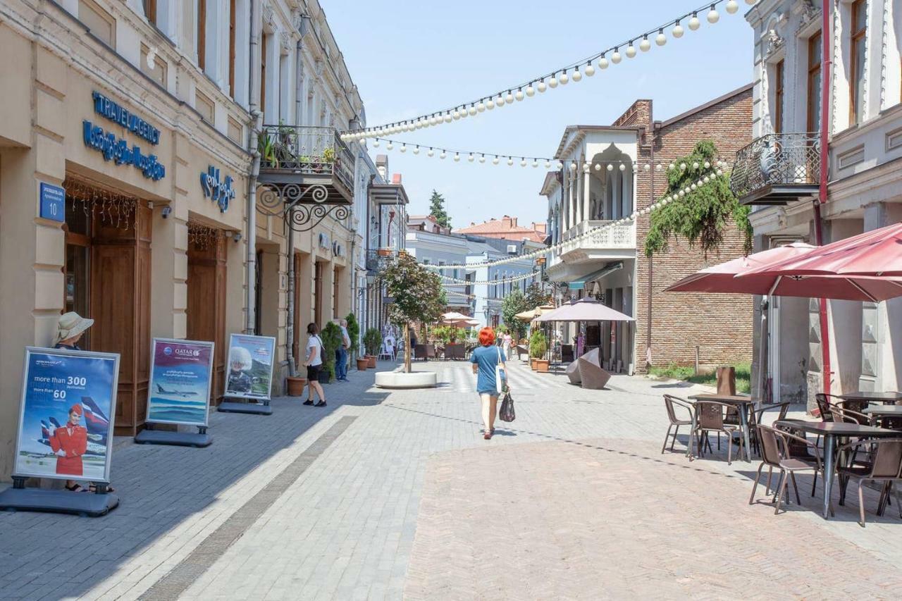 Wehost Apartment On A Colorful Street Тбилиси Экстерьер фото