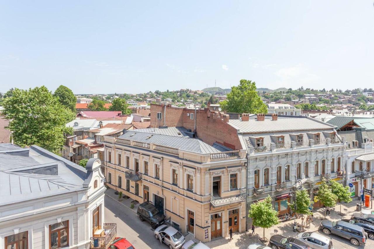 Wehost Apartment On A Colorful Street Тбилиси Экстерьер фото